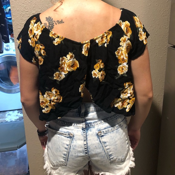 Black off the shoulder floral crop top - Picture 2 of 2